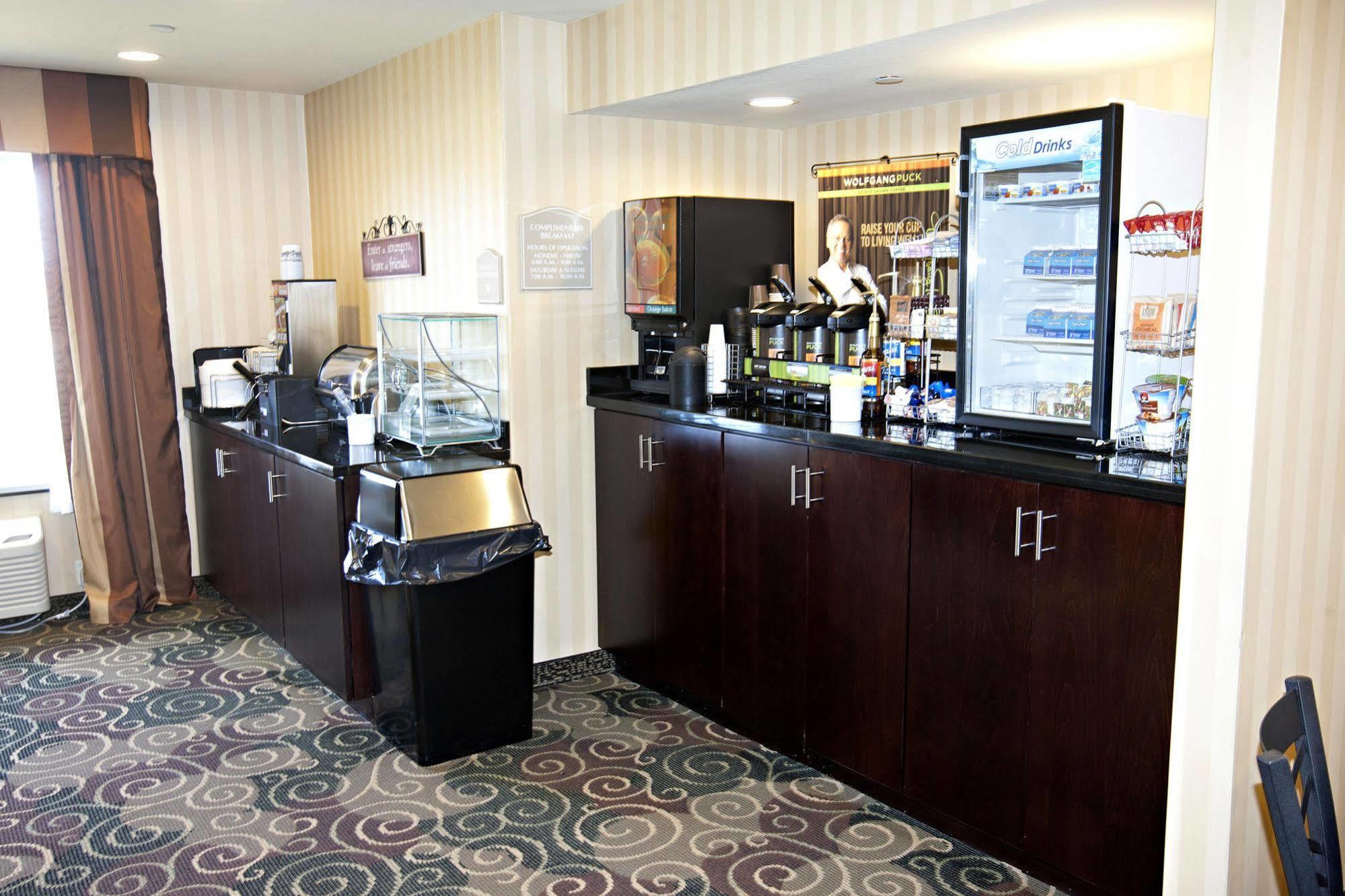 Cobblestone Inn & Suites - Langdon Bagian luar foto